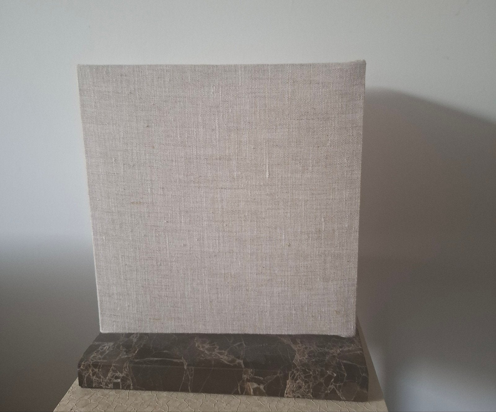 Taupe kubus vierkante tafellamp, lamp op zwart marmeren voet, Ophalen of Verzenden, Zo goed als nieuw