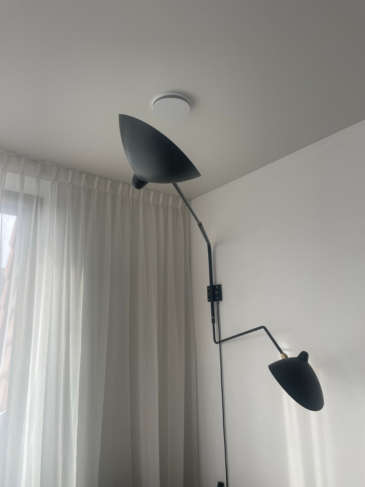 Zwarte wandlamp met twee verstelbare armen en kappen, Zwart, Ophalen of Verzenden, Zo goed als nieuw, Verstelbaar