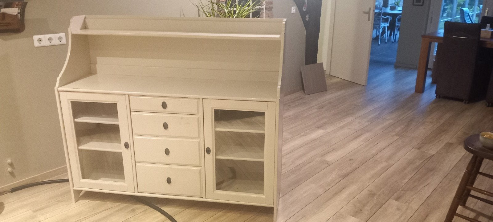 Crème kleurige kast met vitrine deuren en lades, Ophalen, Gebruikt