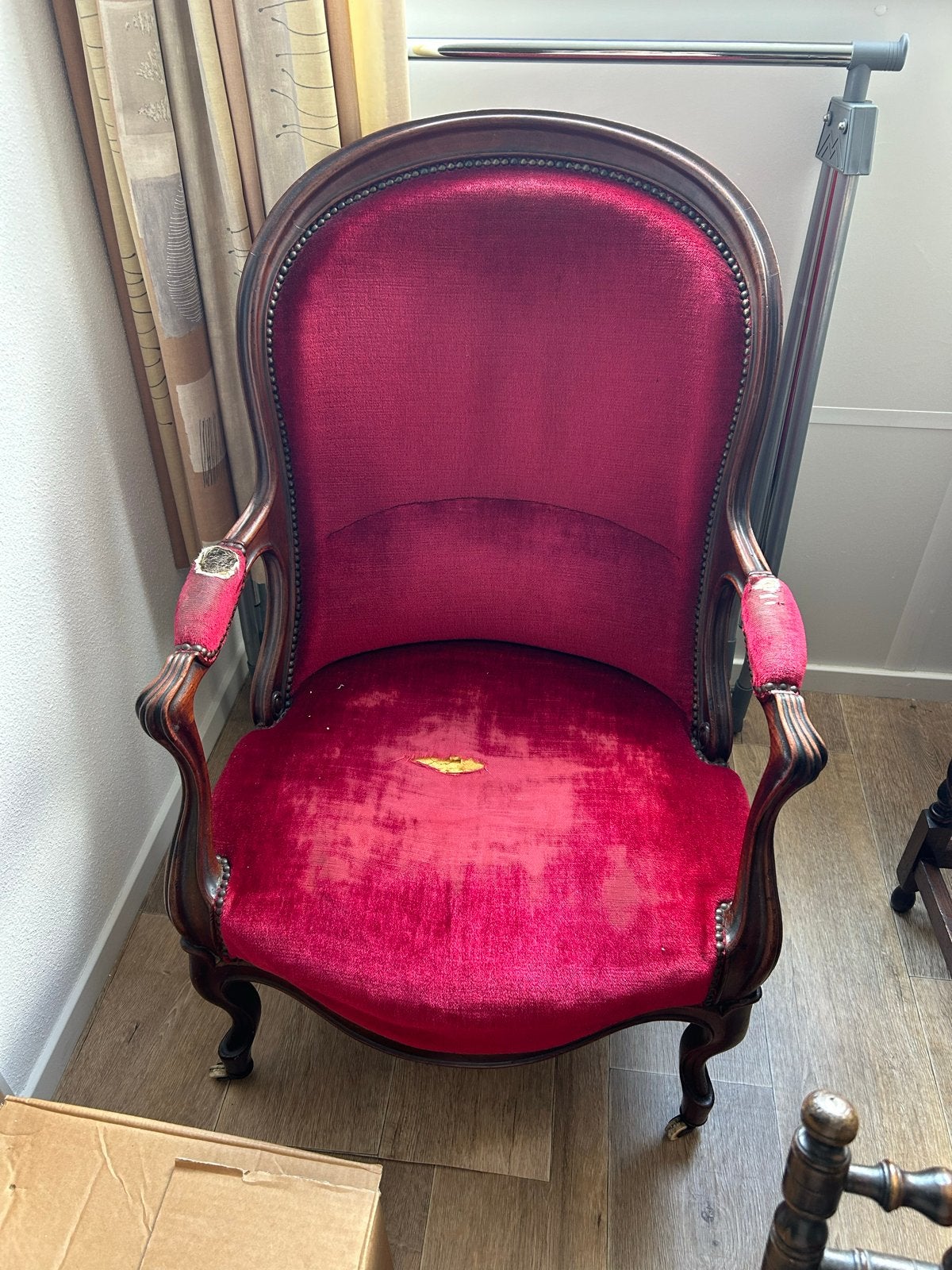 Antieke fauteuil met rode velours bekleding, Huis en Inrichting, Fauteuils, Ophalen, Gebruikt, Hout, 75 tot 100 cm