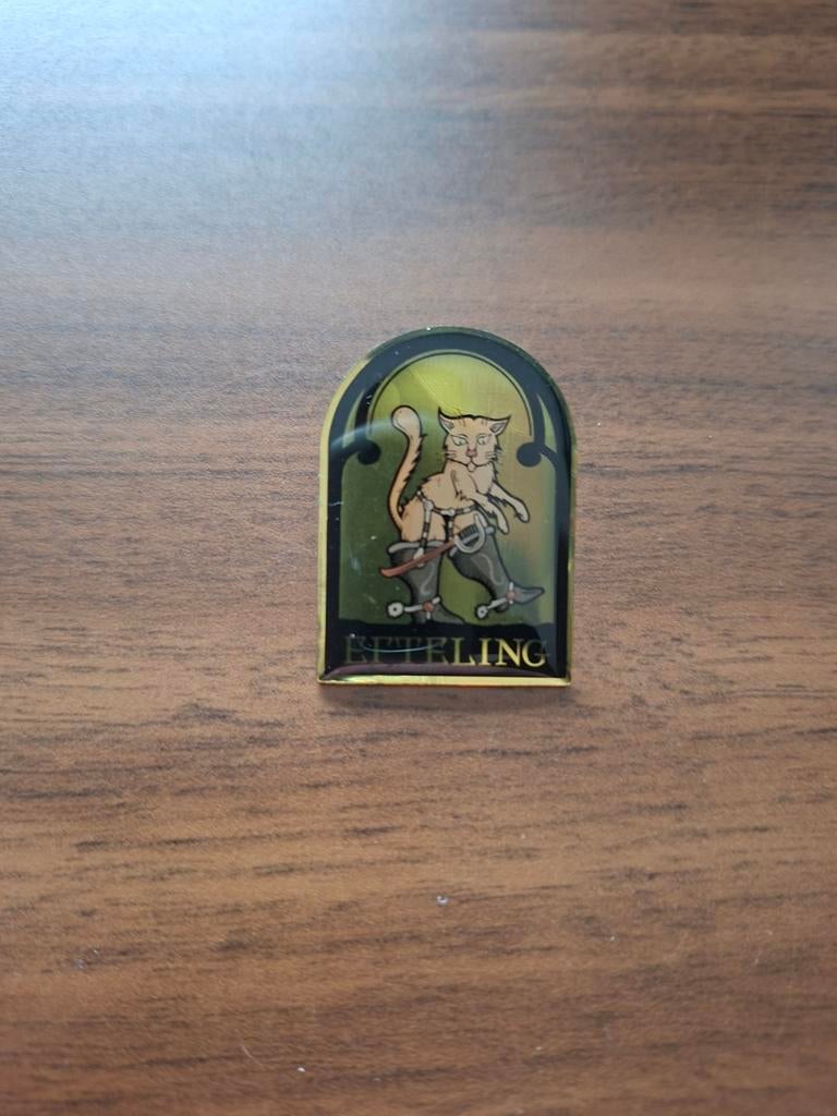 Efteling smidje pin Gelaarsde kat met beschadiging., Verzamelen, Ophalen of Verzenden, Gebruikt, Overige typen