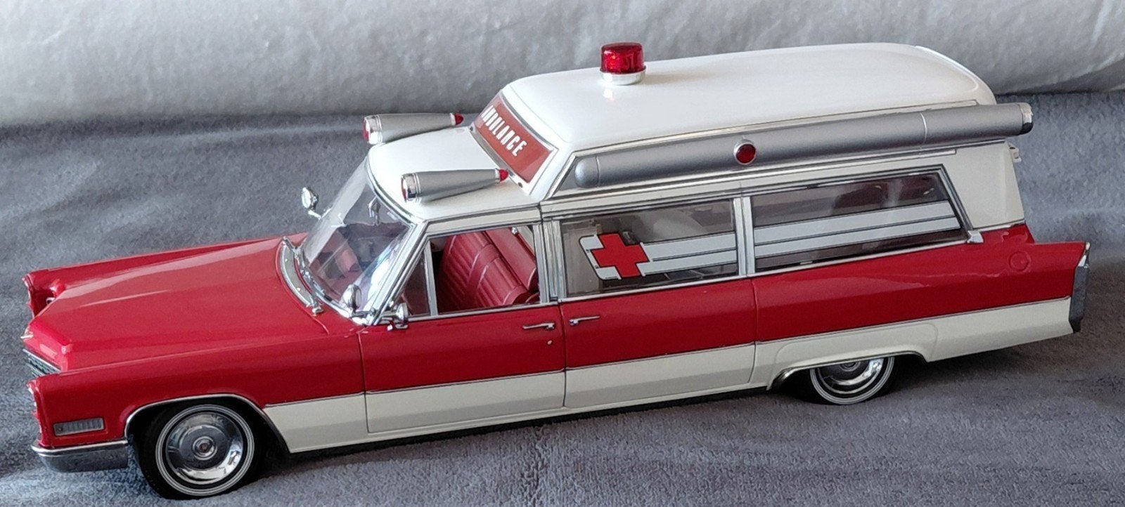 Cadillac Ambulance , a Greenlight Precision model 1/18 1966, Hobby en Vrije tijd, Modelauto's | 1:18, Ophalen