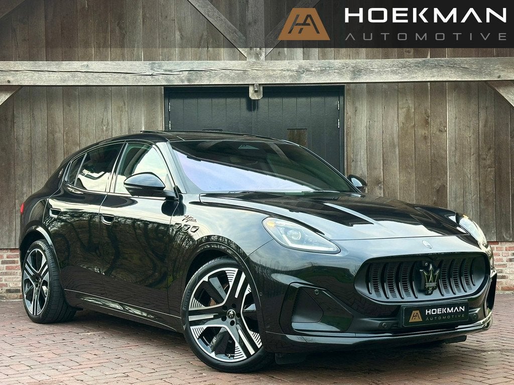 Maserati Grecale AWD Folgore 105kWh 557 PK | Panoramadak, 36, Auto's, Maserati, Automaat, Leder en Stof, Zwart, Vierwielaandrijving