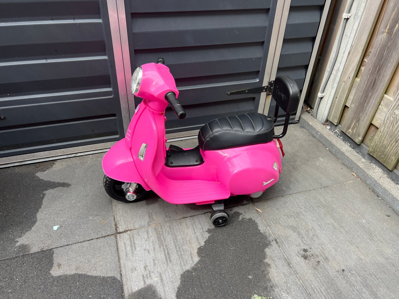 Elektrische Roze Vespa kinder scooter, Ophalen, Gebruikt