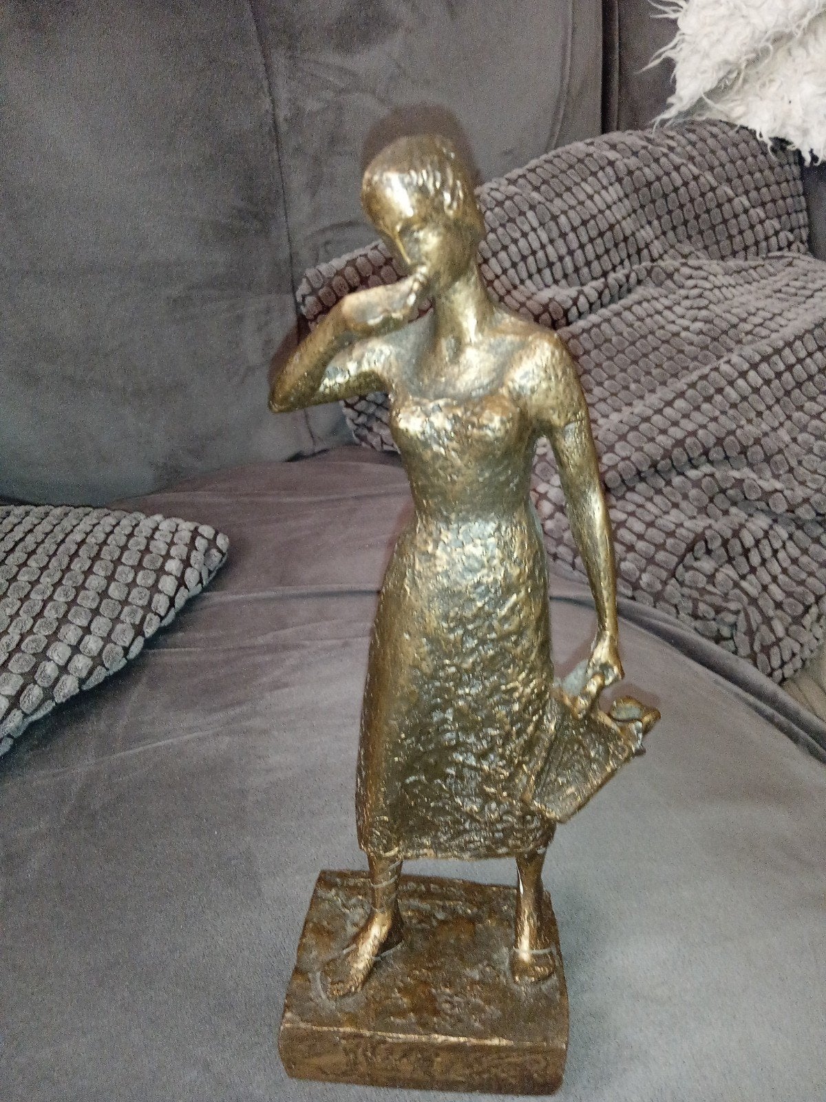 Bronzen beeld van Vera van Hassel Gaag - Vrouw met tas, Antiek en Kunst, Antiek | Koper en Brons, Ophalen of Verzenden