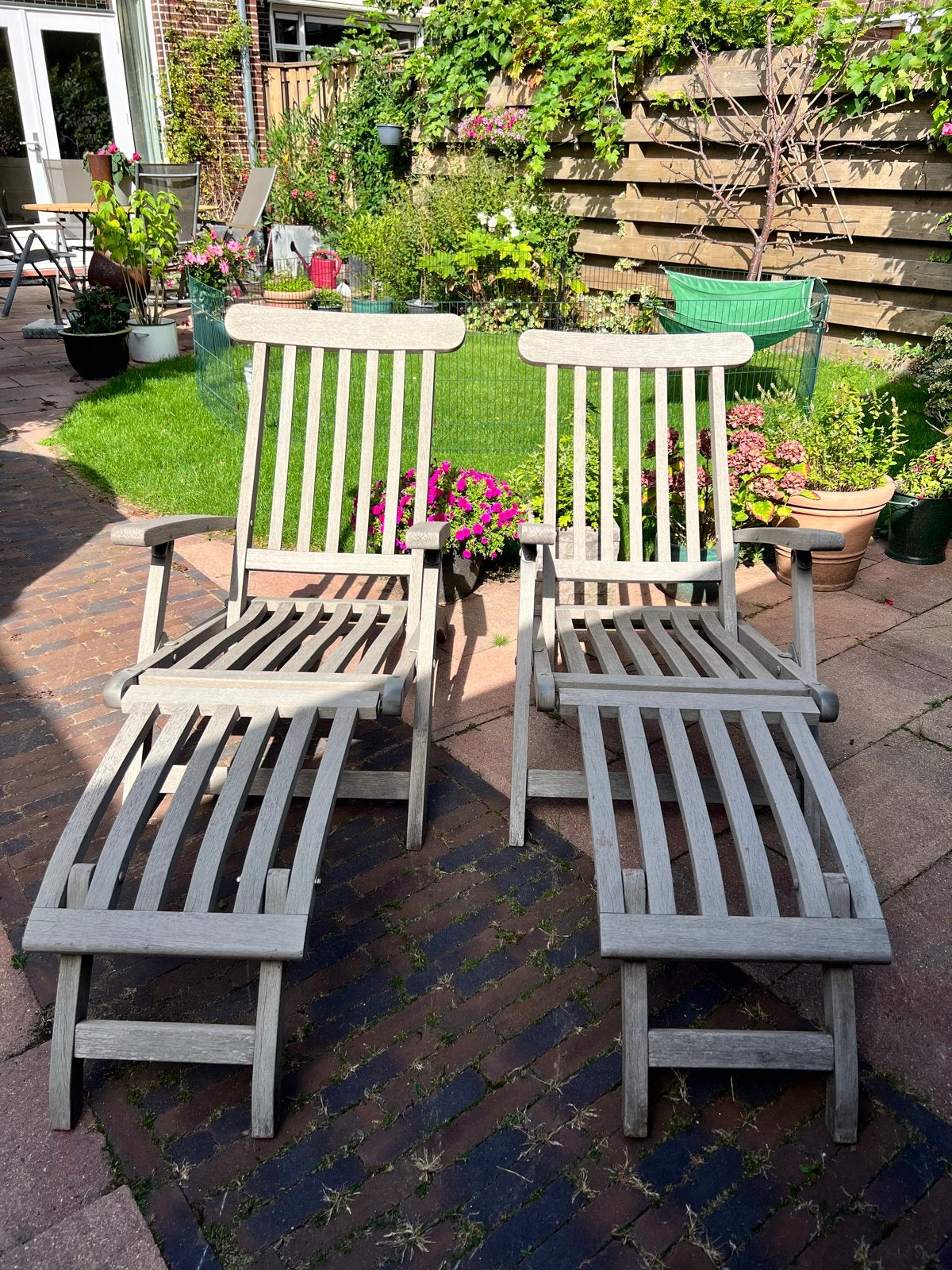 2 Teakhouten tuinstoelen met voetenbank en kussens., Ophalen, Gebruikt, Teakhout