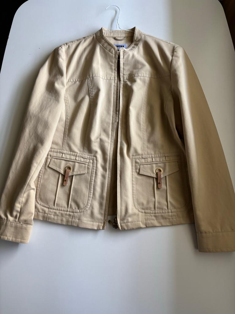 Hucke Woman Beige Jasje Maat 38/40 (M), Ophalen of Verzenden, Zo goed als nieuw, Maat 38/40 (M), Beige