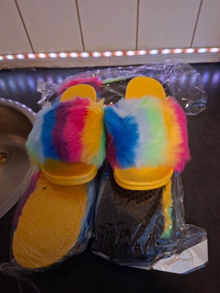 4 paar kleurrijke pluizige slippers - Nieuw, Kleding | Dames, Schoenen, Ophalen, Nieuw, Overige kleuren, Slippers