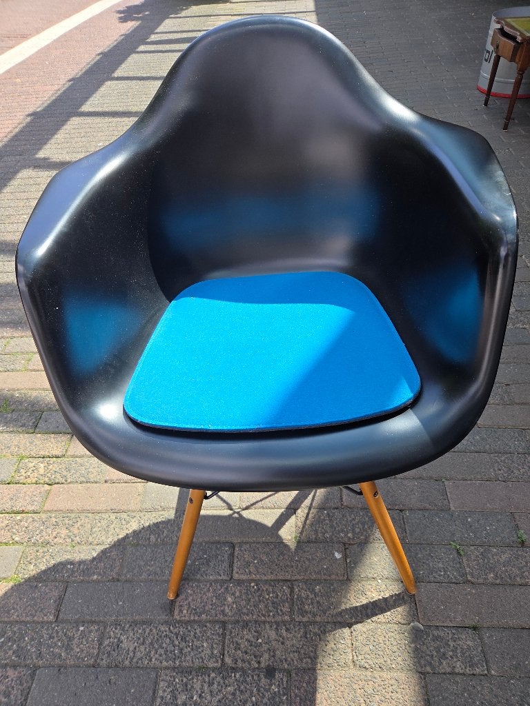 Vitra Eames Plastic Armchair, Huis en Inrichting, Stoelen, Store@vitra.com, Gebruikt, Zwitserland, Zwart