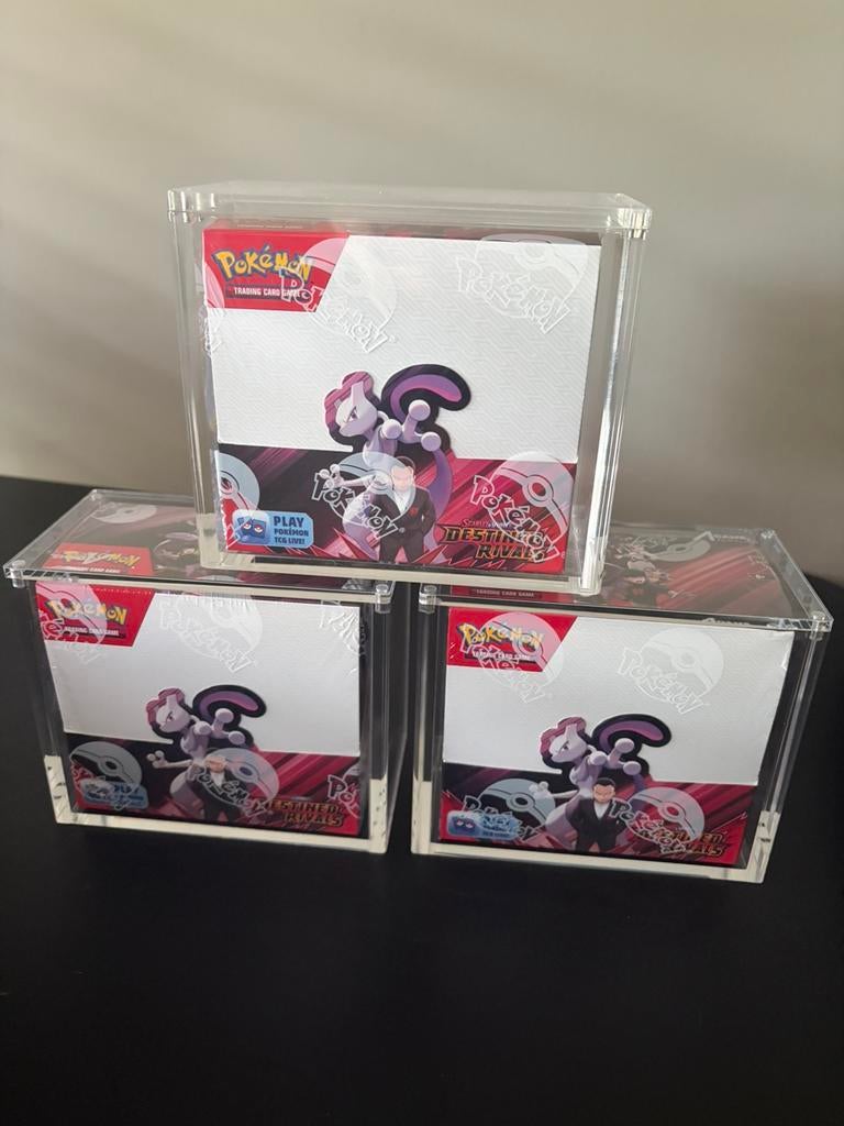Destined rivals boosterbox 3 x met acryl case’s, Ophalen, Zo goed als nieuw, Boosterbox