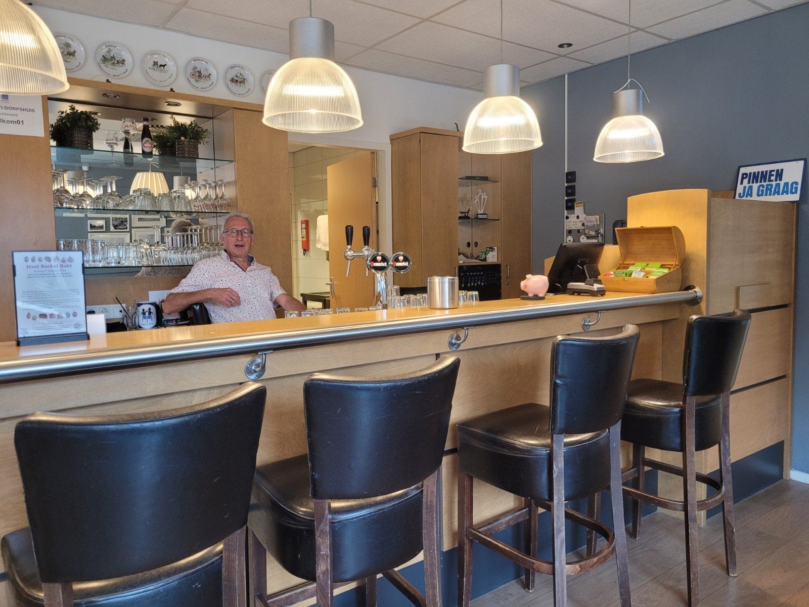 Degelijke Bar met achter kasten uit  dorpshuis, Ophalen