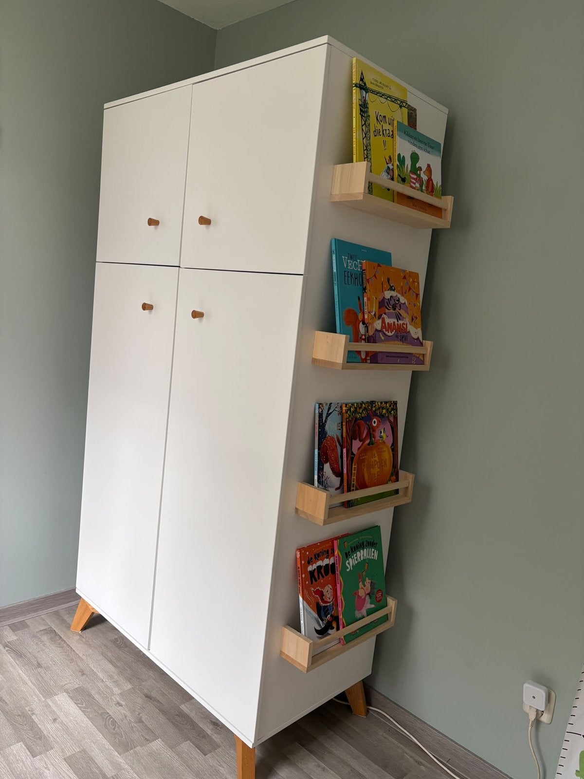 Witte TWF kledingkast baby-/kinderkamer met boekenrekjes, Ophalen, Gebruikt, Kast, 50 tot 70 cm