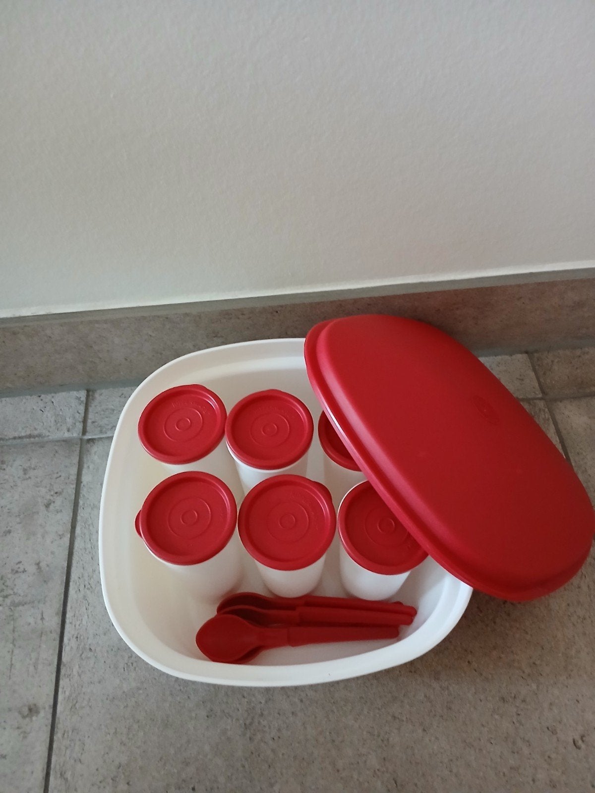 Tupperware yoghurt maker/bereider met bekers en lepels, Ophalen of Verzenden, Zo goed als nieuw, Rood, Overige typen