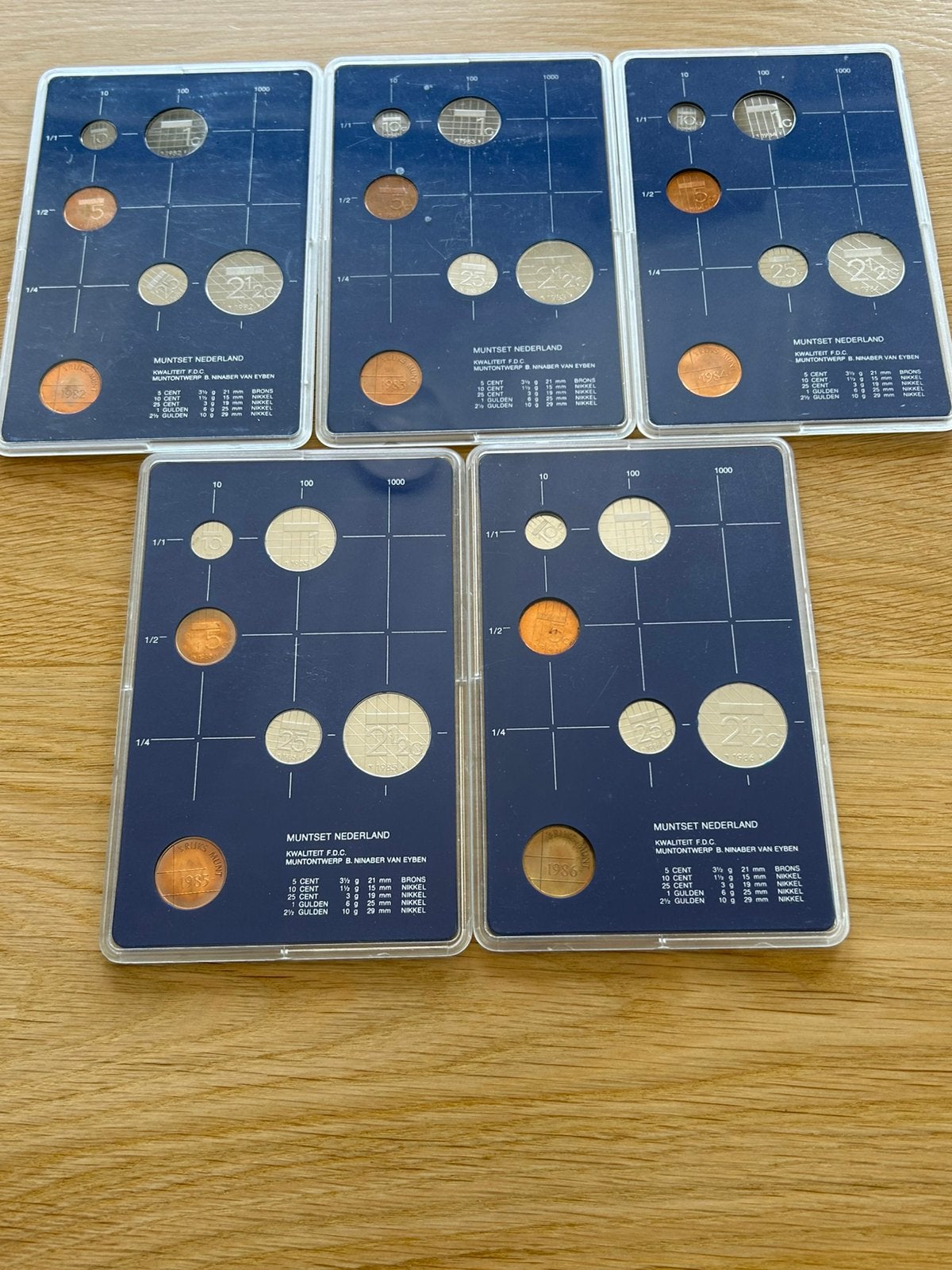 Jaarsets in plastic cassette met penning Rijks Munt., Postzegels en Munten, Munten | Nederland, Ophalen of Verzenden, Koningin Beatrix