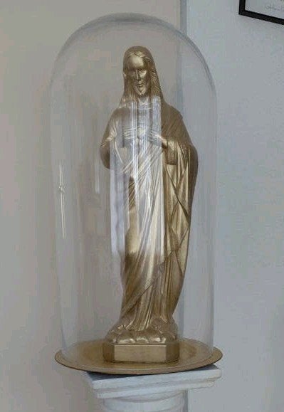 Gouden Jezus beeld met glazen stolp, Antiek en Kunst, Antiek | Religie, Ophalen of Verzenden