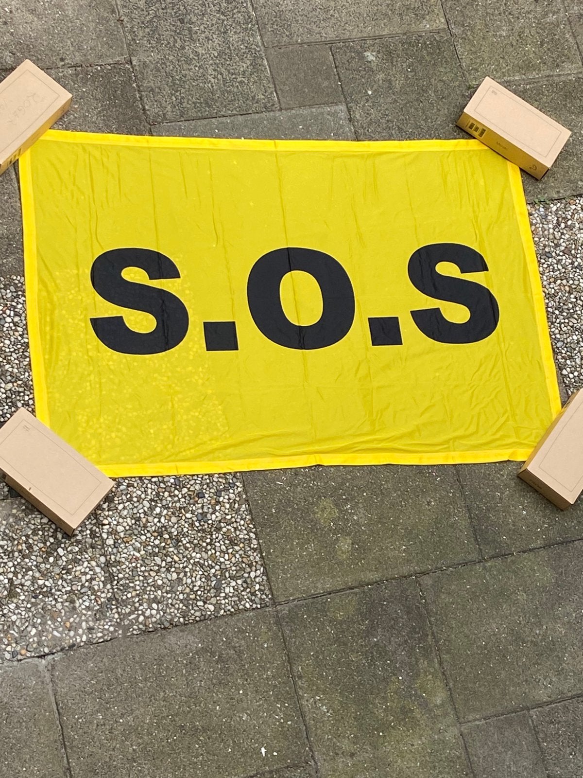 Gele S.O.S Vlag Zwarte Letters 1.50 X 1.00 Mtr., Ophalen of Verzenden, Zo goed als nieuw