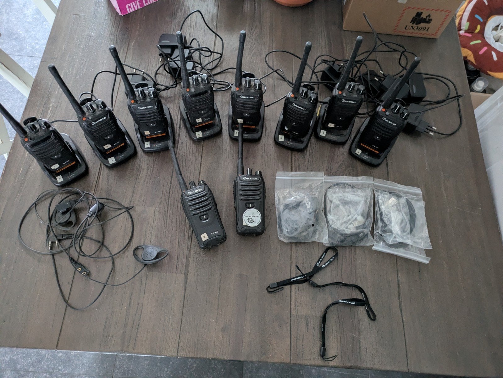 Wouxun KG-968 Pro Portofoonset - 8 stuks met accessoires, Telecommunicatie, Gebruikt, 5 tot 15 km, Ophalen of Verzenden, Trilfunctie