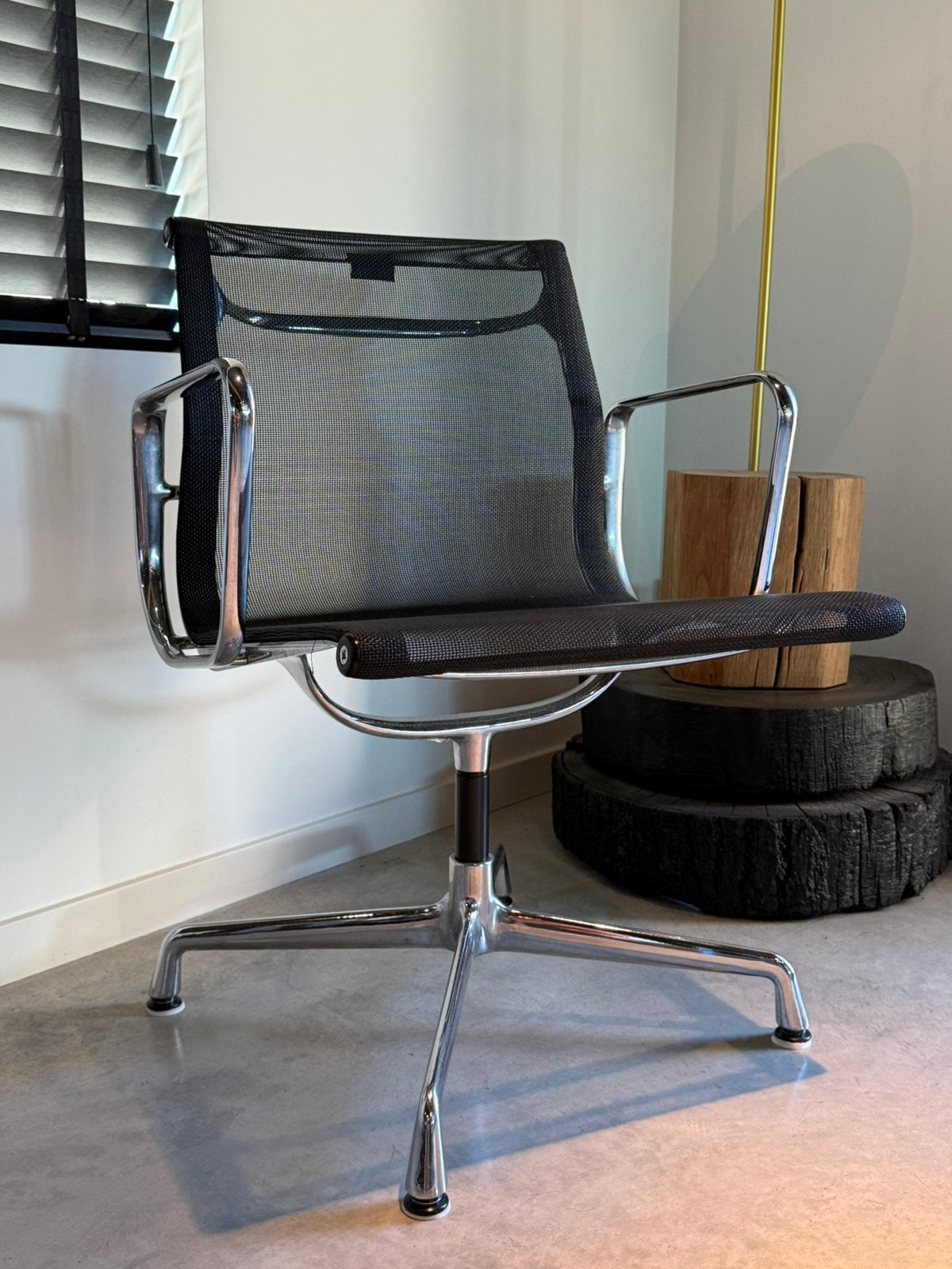 Eames EA108 draaibaar in de netweave uitvoering, Ophalen, Zo goed als nieuw, Zwart