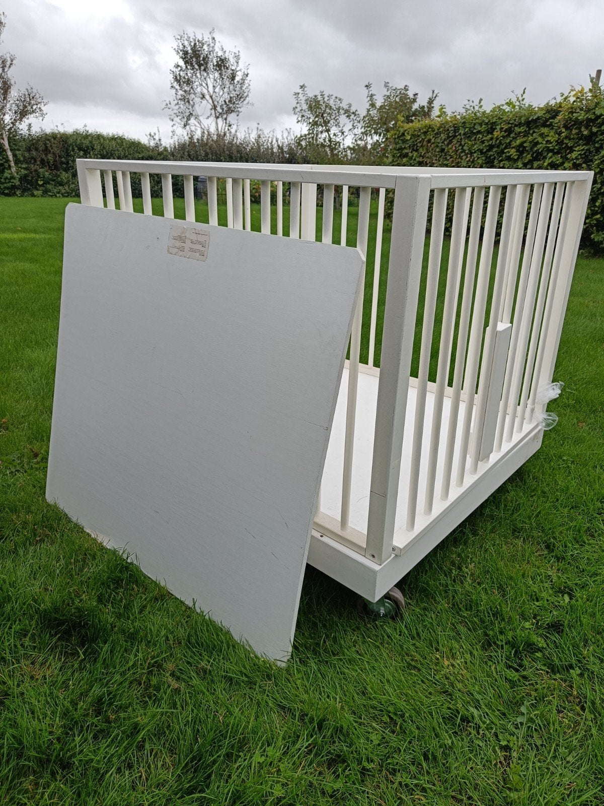 Nette witte box met wielen en verstelbare bodem, Kinderen en Baby's, Ophalen