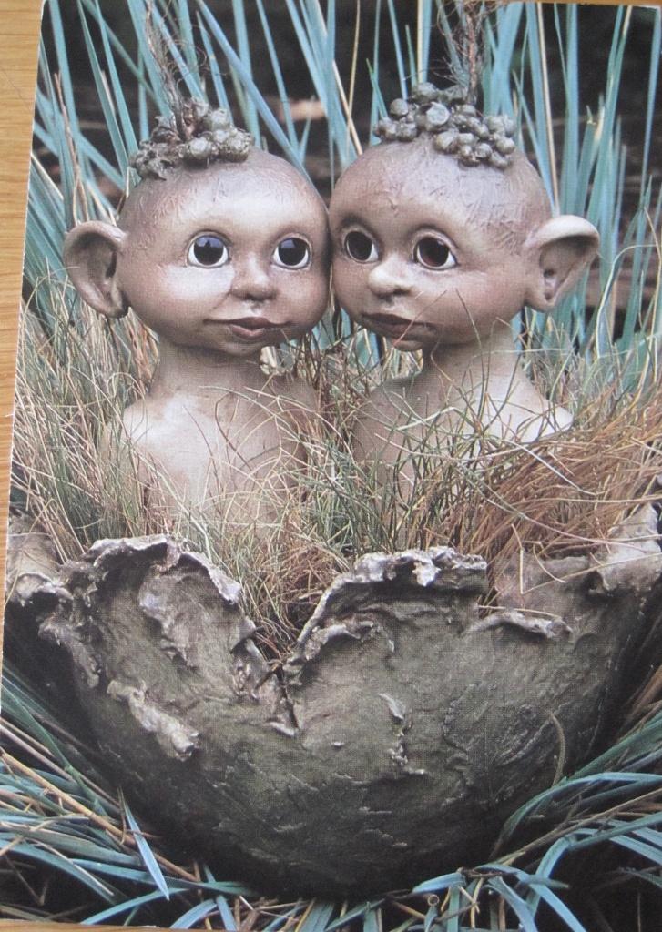 Tweeling - poppen in cocon - nieuwe ansichtkaart, Verzenden, 1980 tot heden, Ongelopen, Overige thema's