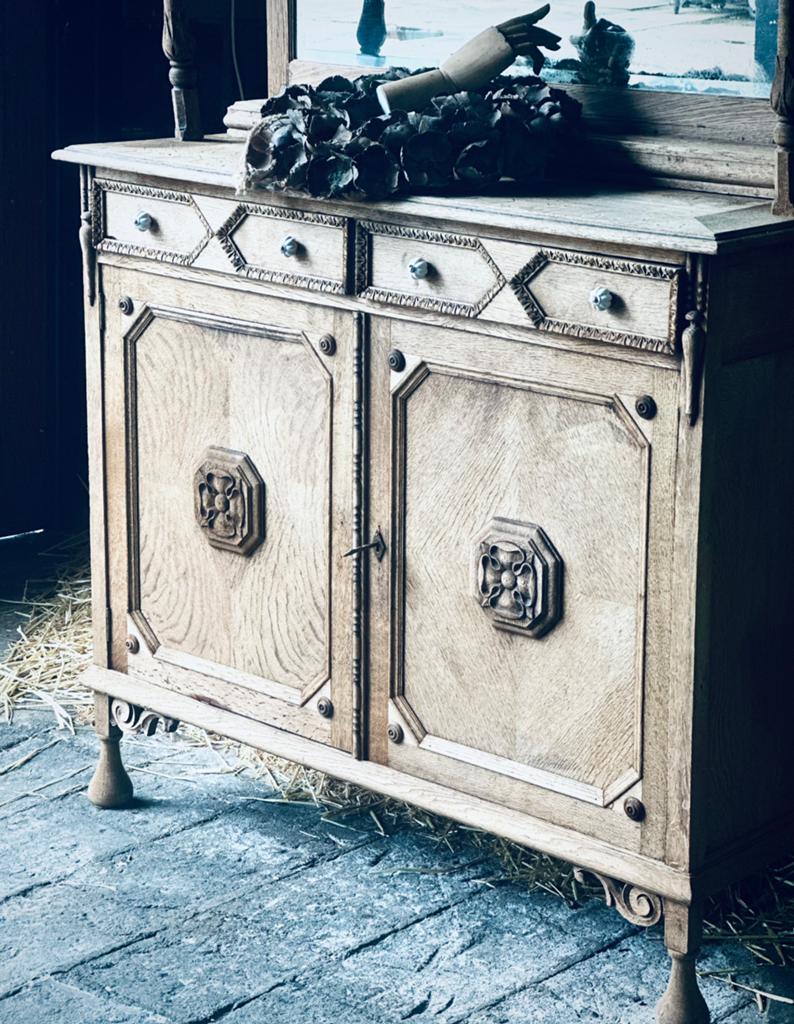 Antieke vergrijsd eiken commode/buffetkast met houtsnijwerk, Ophalen