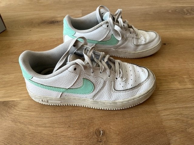 Nike Airforce 1 GS sneakers kind maat 37,5 (wit met mint), Kinderen en Baby's, Ophalen, Gebruikt, Nike air, Jongen of Meisje