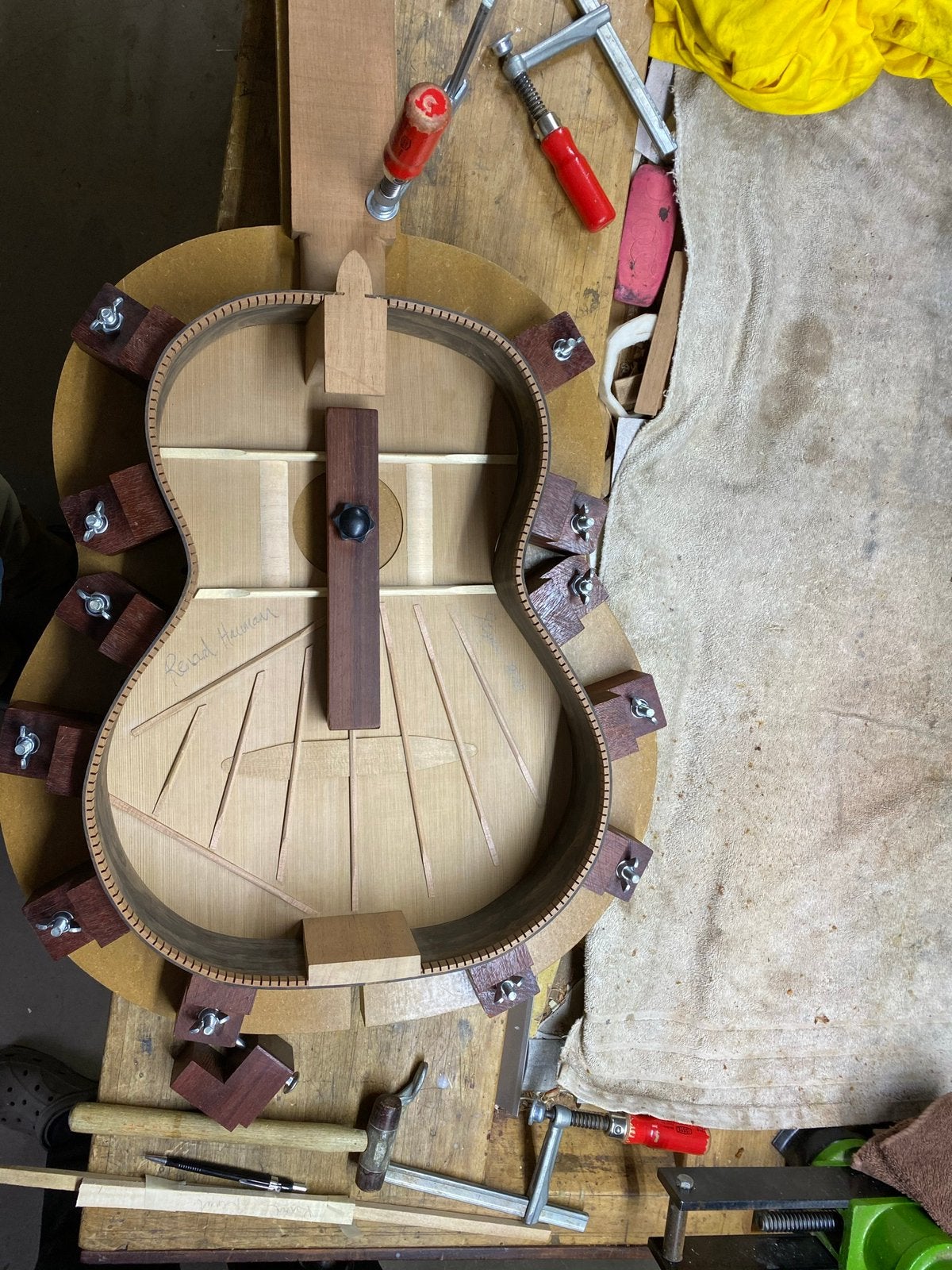 GEZOCHT: kleine werkplaats / garage voor instrumentenbouw