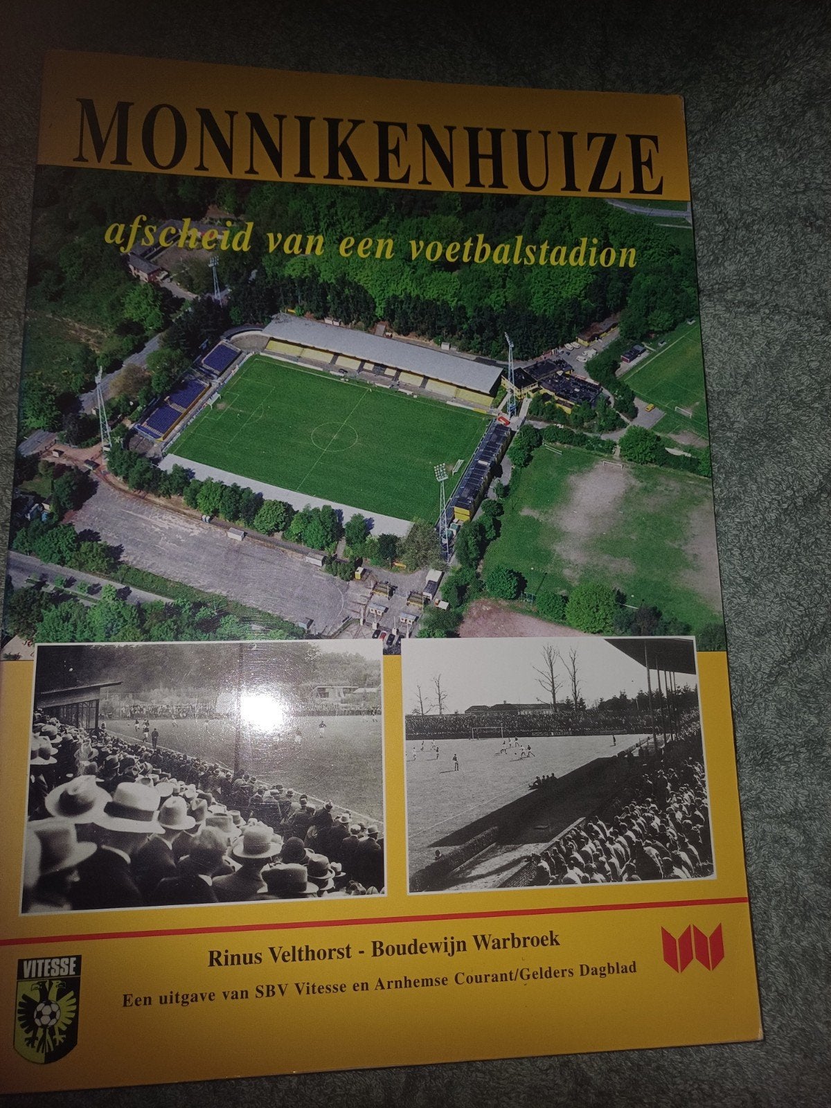 Monnikenhuize afscheid van een voetbalstadion, Ophalen of Verzenden, Boek of Tijdschrift