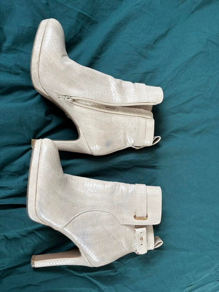 Buffalo vegan leather korte laarzen, Ophalen of Verzenden, Gedragen, Beige, Lage of Enkellaarzen