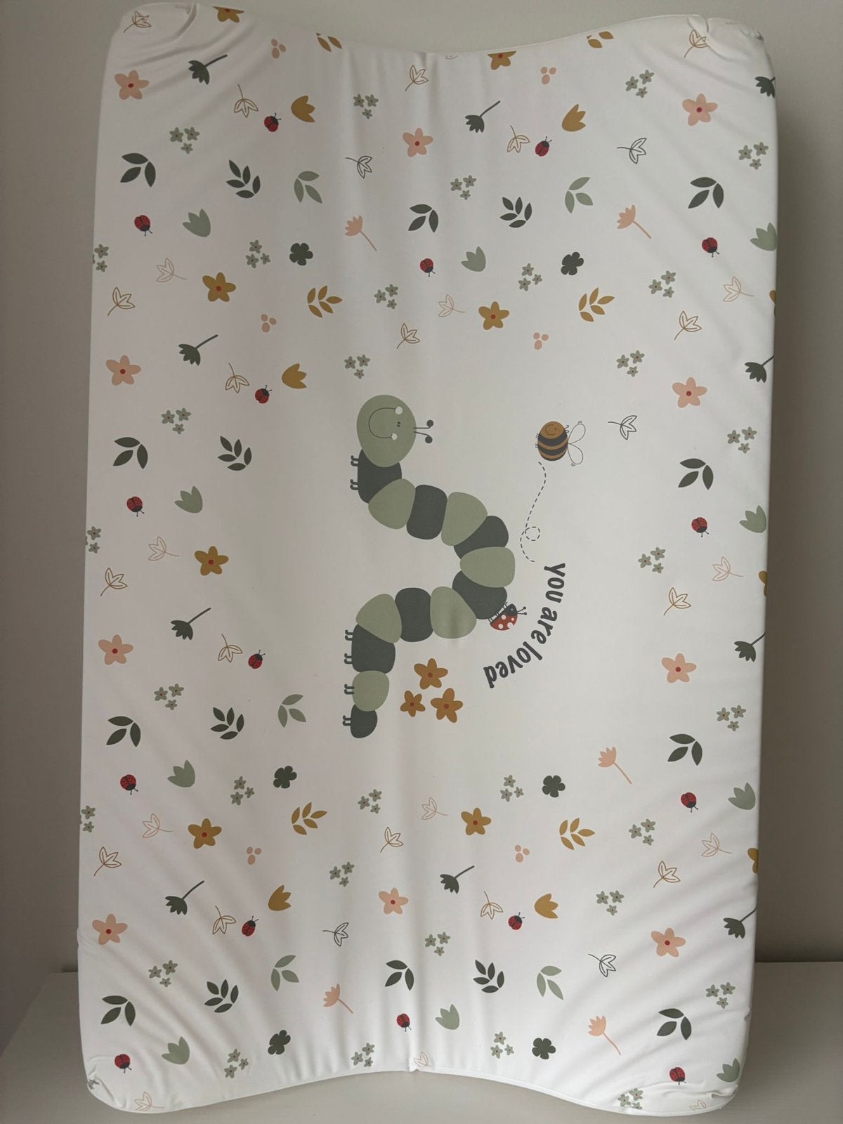 Aankleedkussen met vrolijke rups en bloemenprint, Overige merken, Aankleedkussen, Ophalen of Verzenden, Zo goed als nieuw
