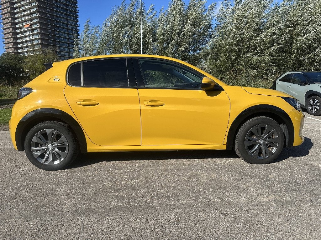 Foto 6 van Peugeot 208 EV Allure 50kWh 136pk 2021 Geel