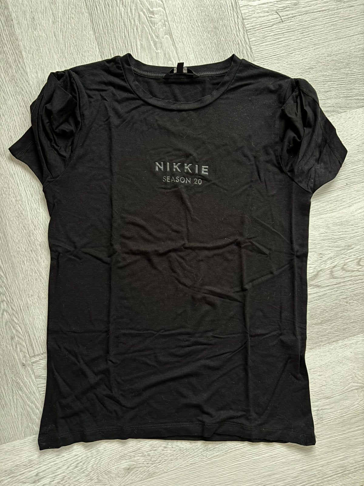 Bijna NIEUW: tshirt van NIKKIE mt 36, Zwart, Ophalen of Verzenden, Zo goed als nieuw, Korte mouw