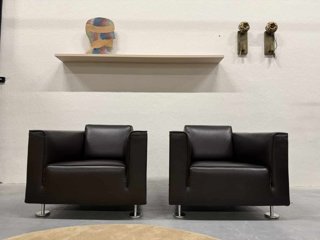 2 Nieuwstaat Design on Stock Blizz fauteuil bruin leer Stoel, Huis en Inrichting, Fauteuils, Gompenstraat 15, Design on Stock