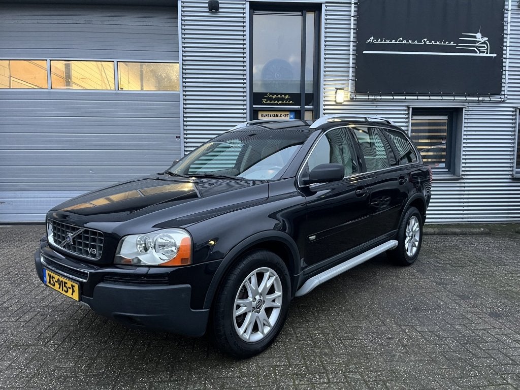 Volvo XC90 4.4 V8 Momentum nw apk, 7 persoons (bj 2006), Gebruikt, 8 cilinders, 138 €/maand, Zwart
