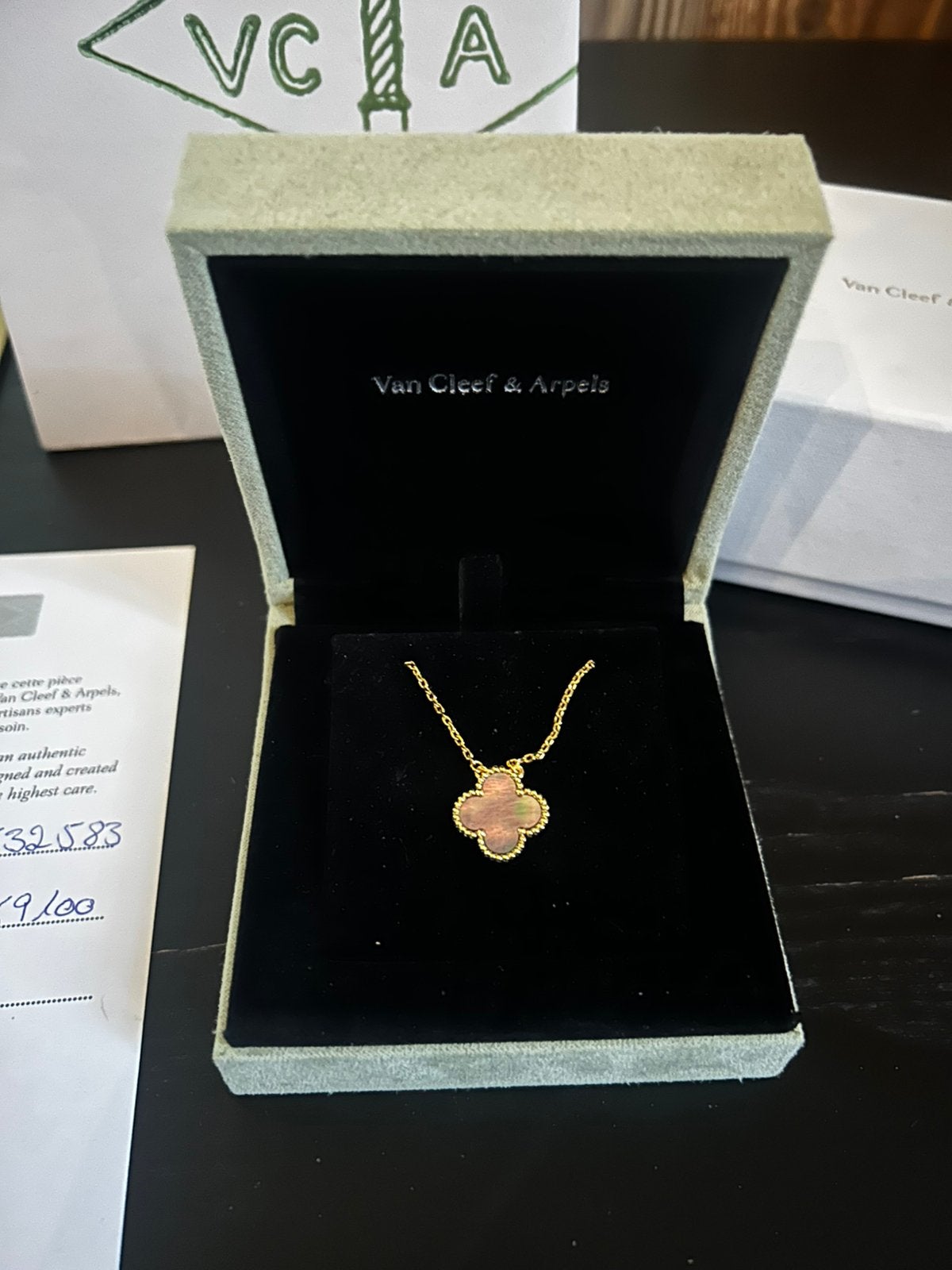 Van Cleef & Arpels Alhambra ketting, goud met parelmoer, Ophalen of Verzenden, Zo goed als nieuw, Goud, Met hanger