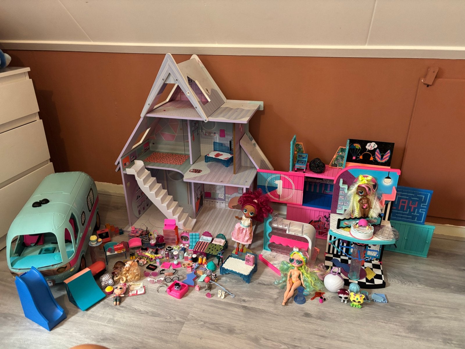 Grote LOL Surprise speelgoed verzameling met huis en camper, Ophalen of Verzenden, Gebruikt, Overige typen