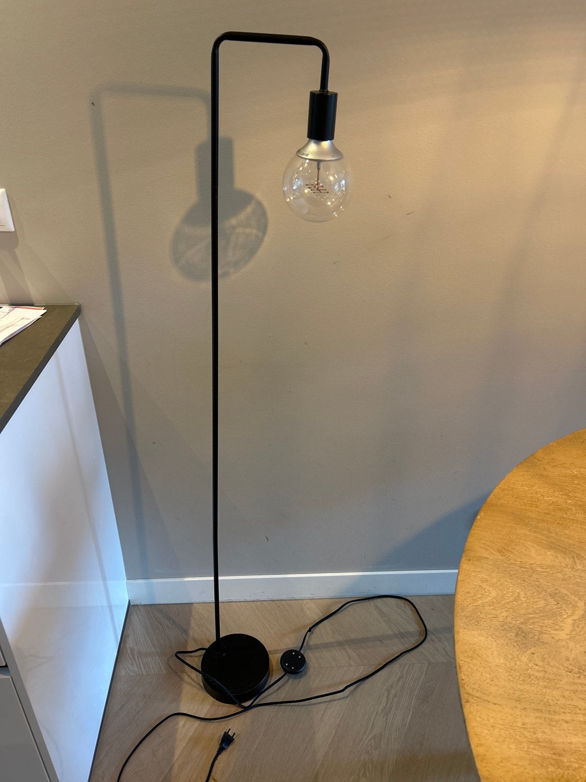 Moderne zwarte vloerlamp met E27 fitting, Ophalen, Gebruikt, E27 (groot), Metaal