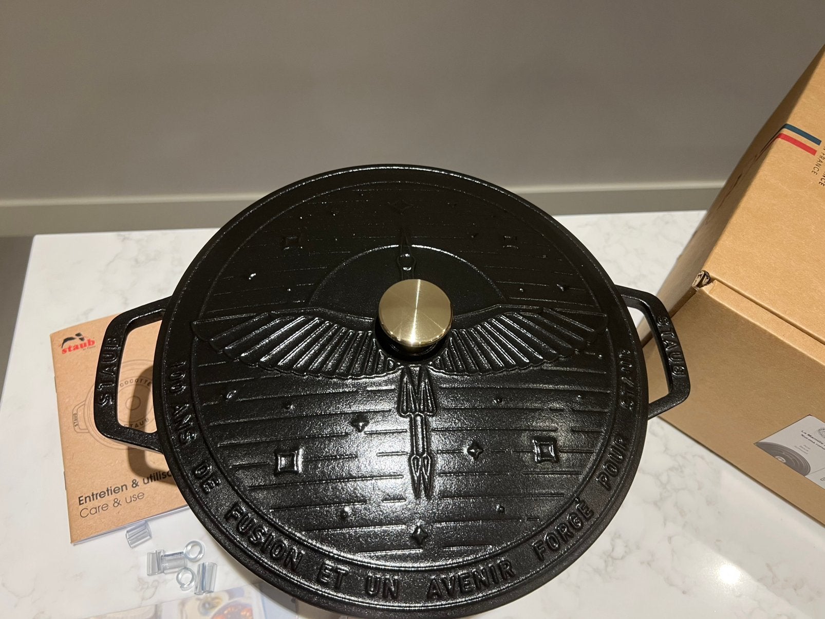 Nieuwe en extreem zeldzame Staub jubileumpan 26 cm ooievaar, Nieuw, Ophalen of Verzenden, Staub, Nvt