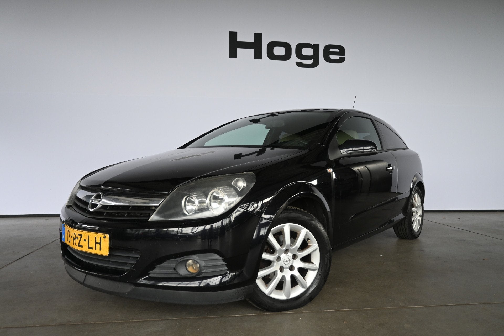 Opel Astra GTC 1.6 Sport Airco Cruise Control Trekhaak All i, Voorwielaandrijving, Zwart, 4 cilinders, Sportstoelen