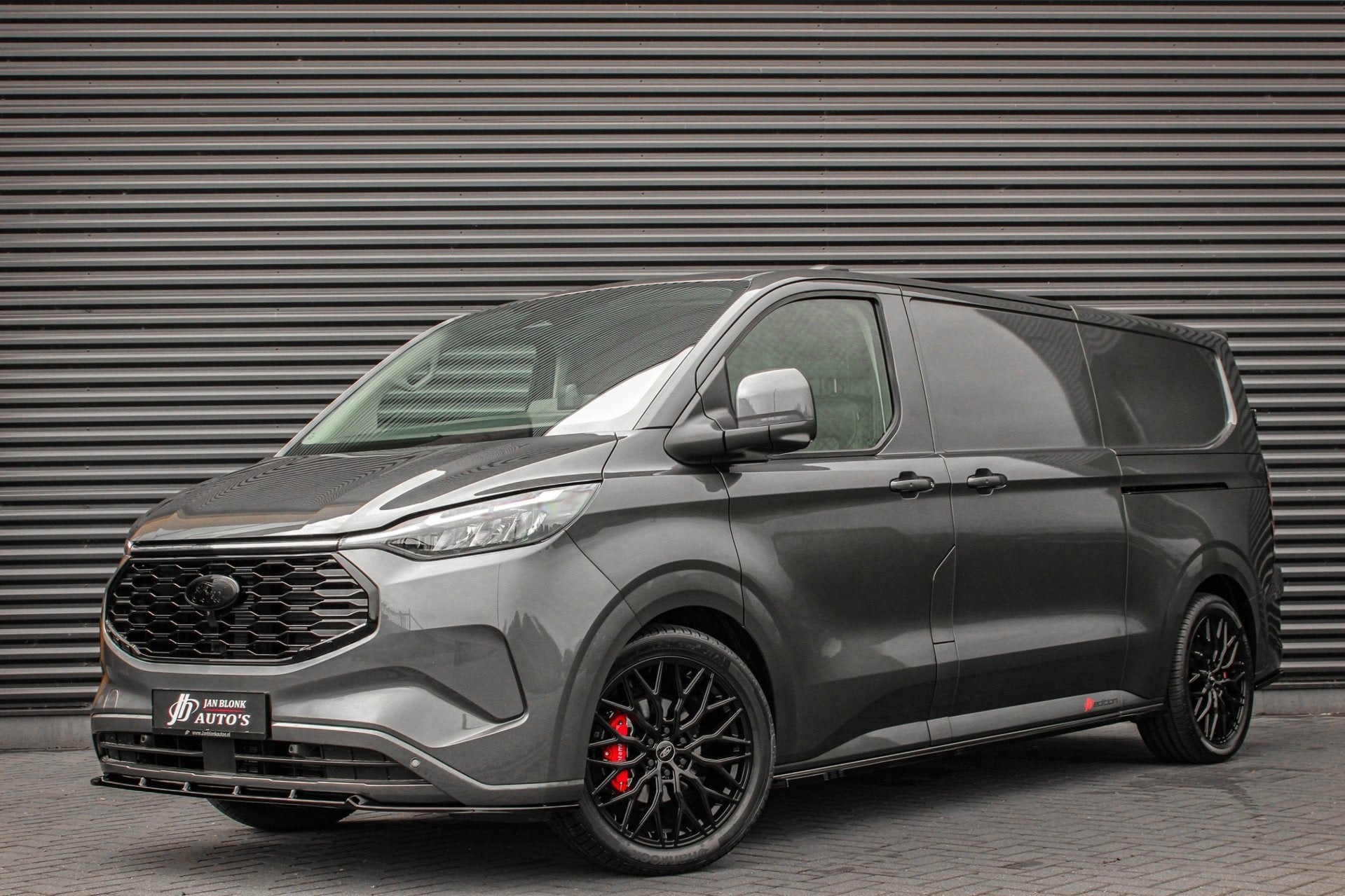 Ford E-Transit Cust. L2H1 Limited 71kWh 218PK 3-ZITS / JB-ED, Automaat, Dealer onderhouden, Achterwielaandrijving, Zwart