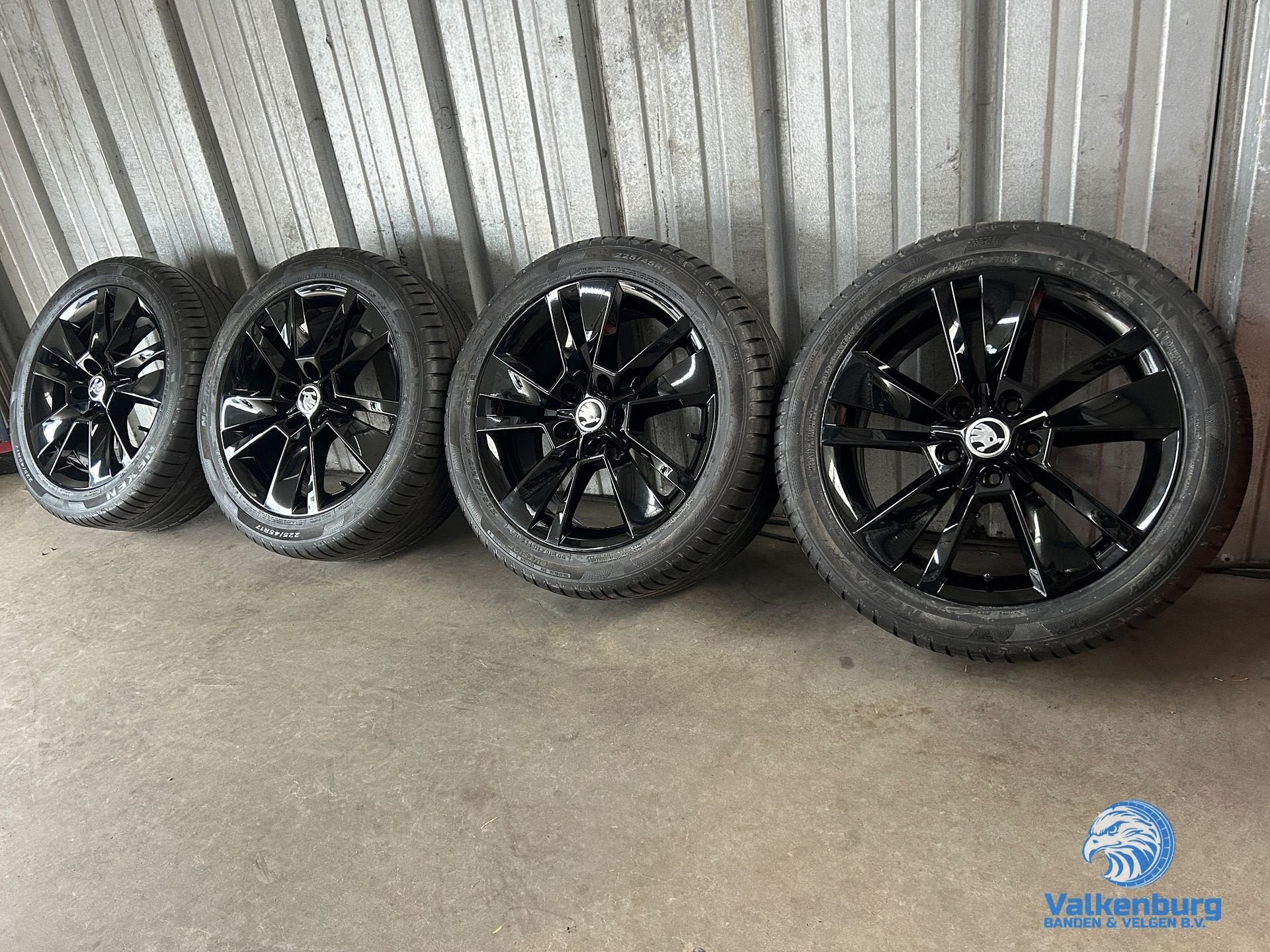 8mm! Originele Skoda Octavia 17 inch zwarte velgen 5x112 zom
