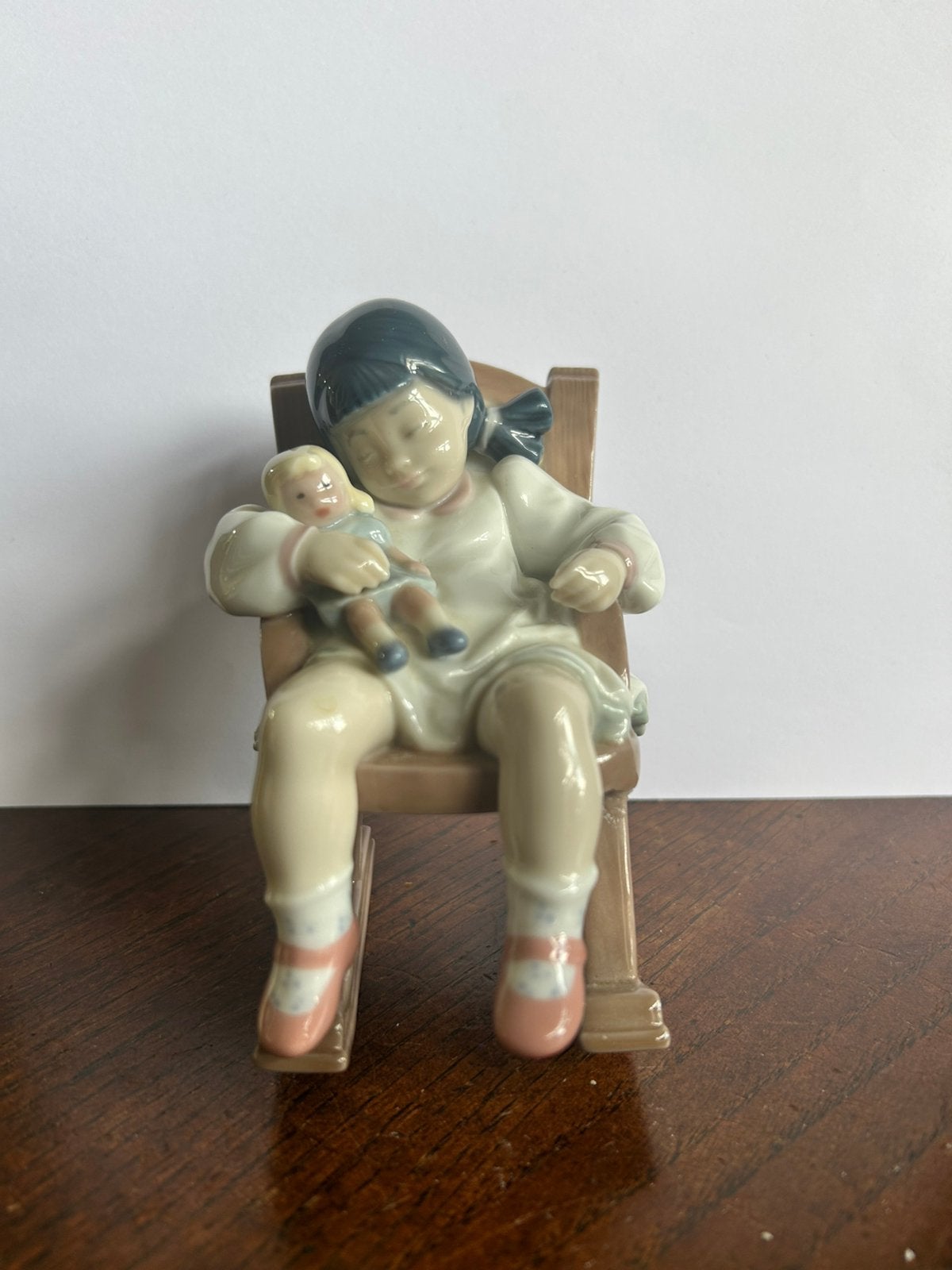 Origineel Lladró meisje in schommelstoel met pop – Hand Made, Verzamelen, Beelden en Beeldjes, Ophalen of Verzenden, Zo goed als nieuw