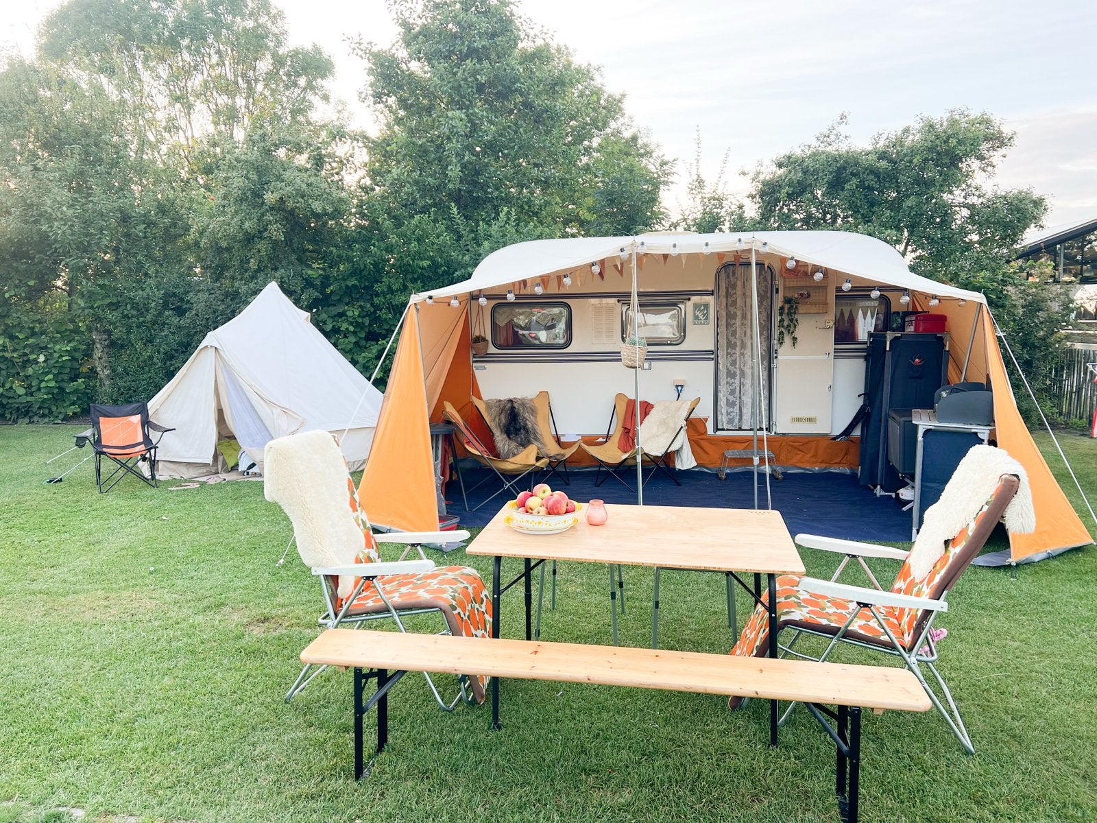 Knaus Südwind 1977 Vintage Caravan met Nieuwe As & Voortent, Caravans en Kamperen, Rondzit, Omvormbare zithoek, Particulier, 4 tot 5 meter