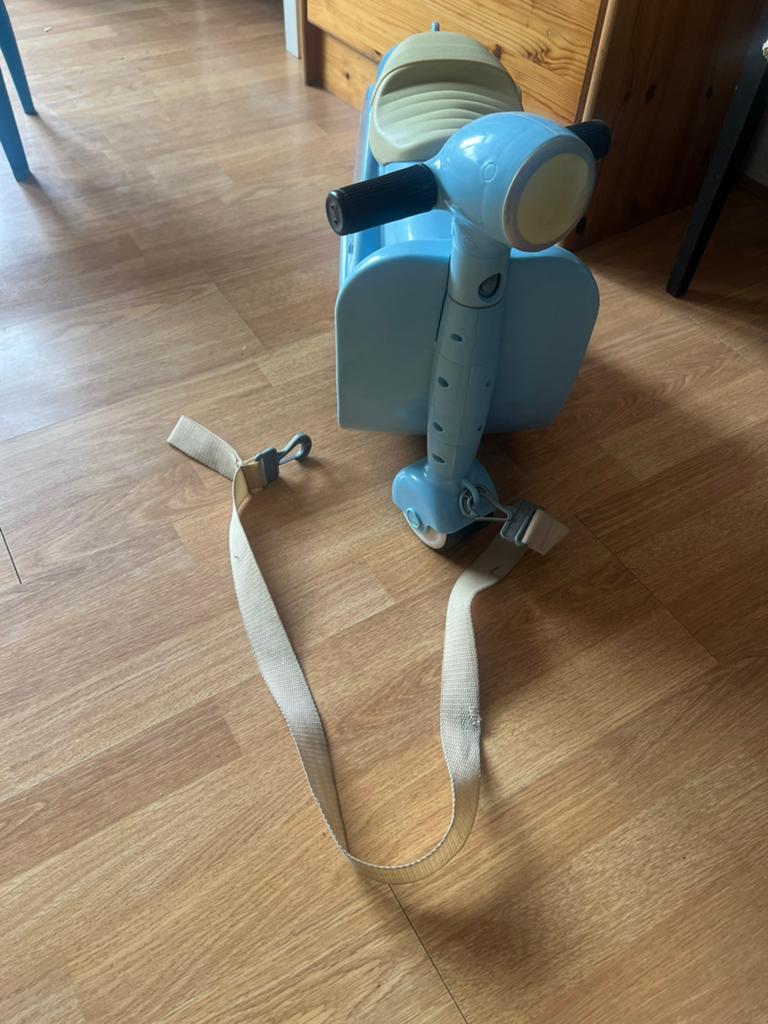 Kinderkoffer scooter blauw - ideaal voor reizen, Sieraden, Tassen en Uiterlijk, Wieltjes, Gebruikt, Hard kunststof, Minder dan 50 cm
