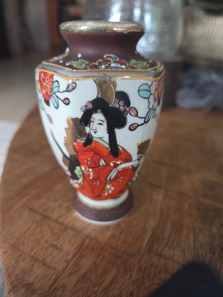 Geisha-vaasje met o.a. Mount Fuji, goud- en reliëfdecoratie, Ophalen of Verzenden