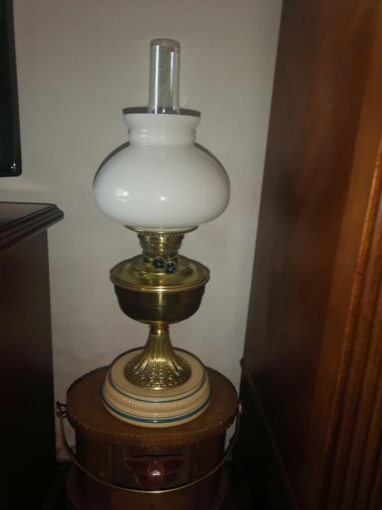 Antieke olielamp met witte glazen kap, Ophalen