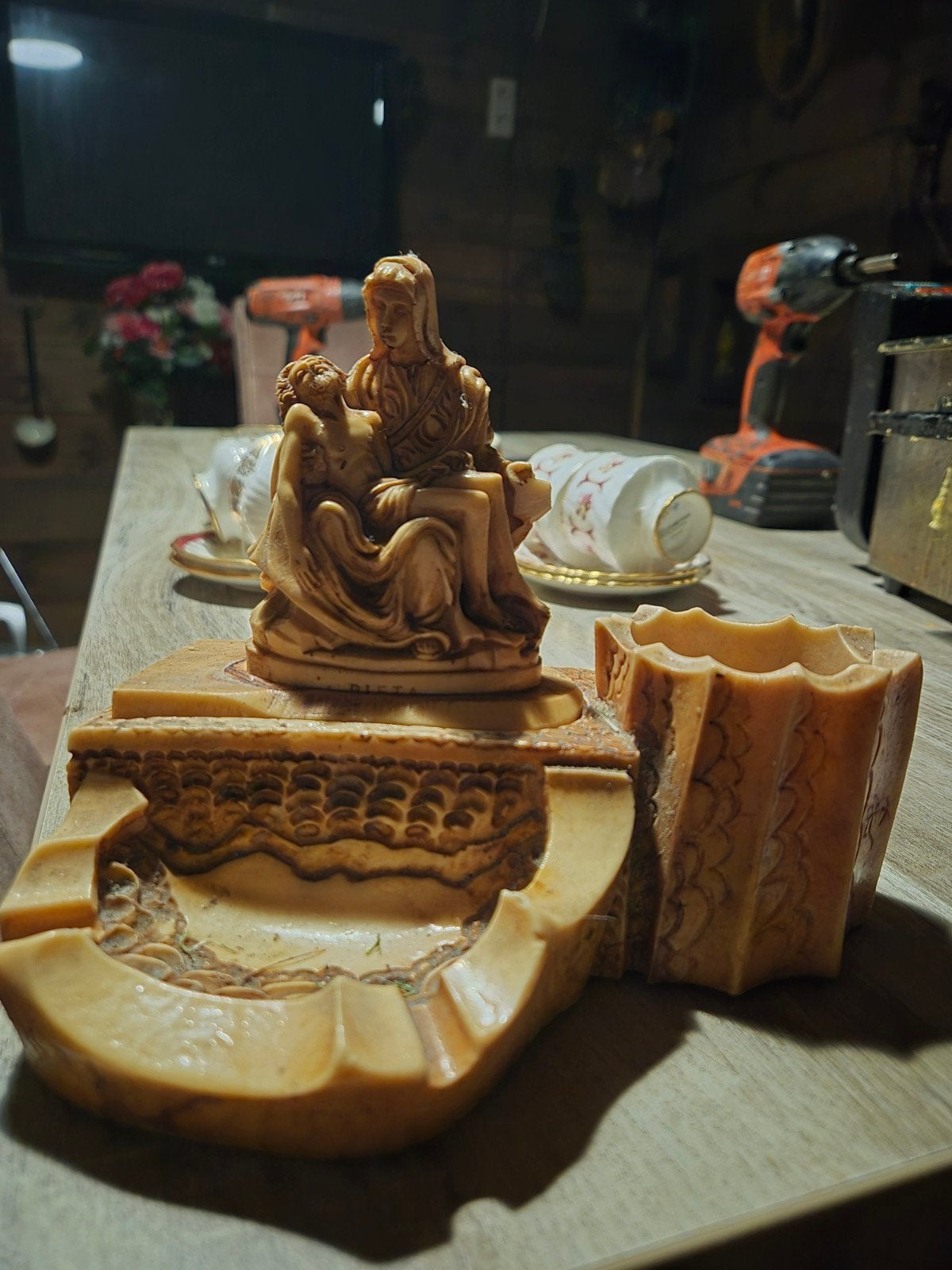 Vintage Piëta beeldje met asbak en pennenhouder, Ophalen of Verzenden