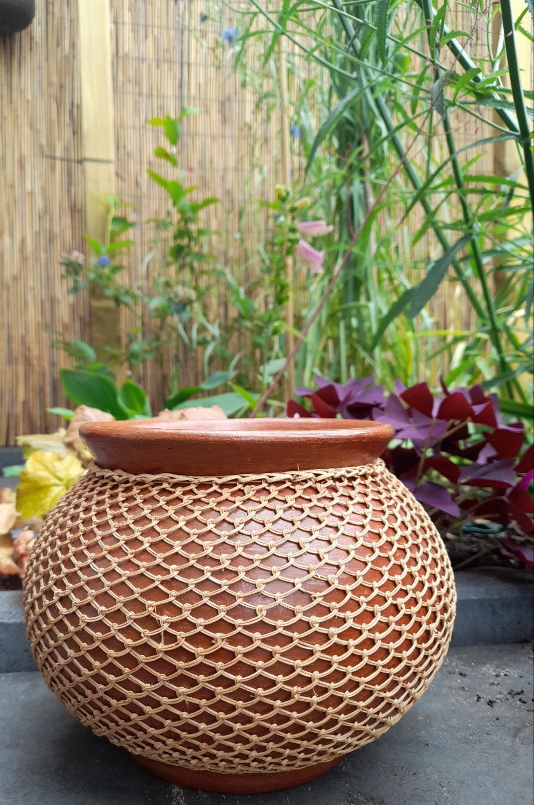 Teracotta bloempot met riet rotan uitvoering., Rond, Binnen, Ophalen of Verzenden, Zo goed als nieuw