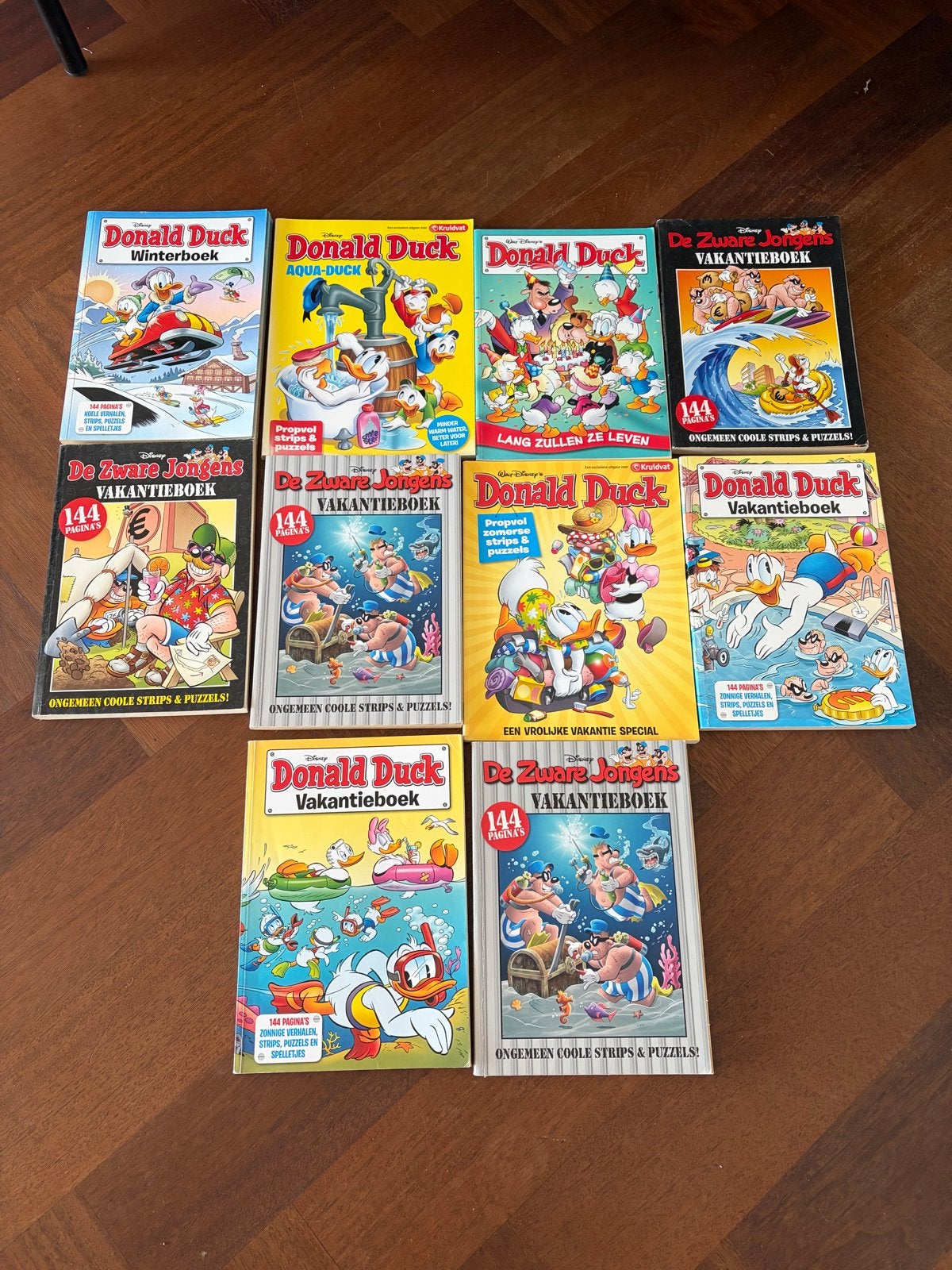 Tien oude Donald Duck vakantieboeken - Diverse edities, Meerdere stripboeken, Ophalen of Verzenden, Gelezen