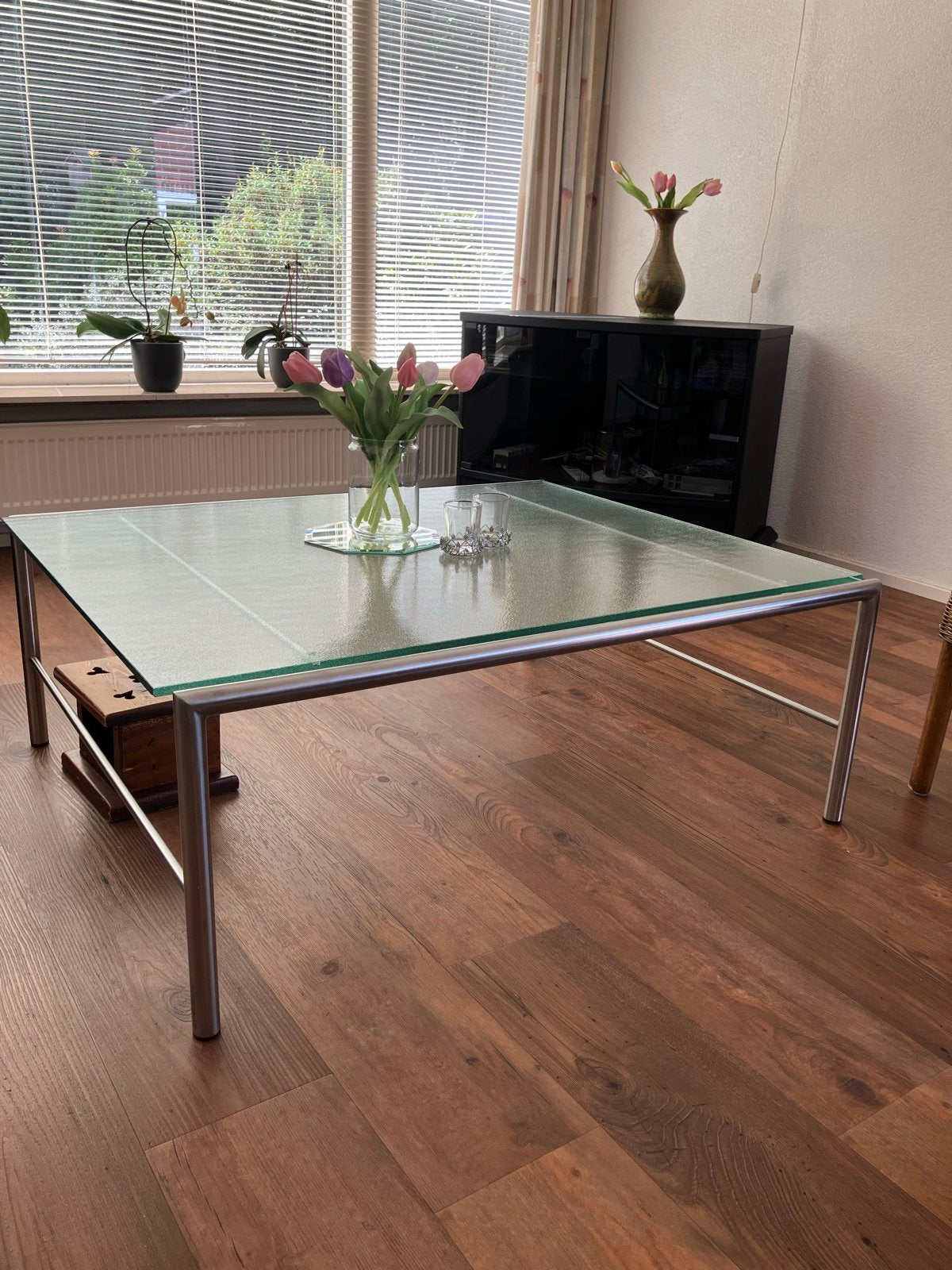 Moderne salontafel met glazen blad en metalen onderstel, Huis en Inrichting, Tafels | Salontafels, Ophalen, Gebruikt, 100 tot 150 cm